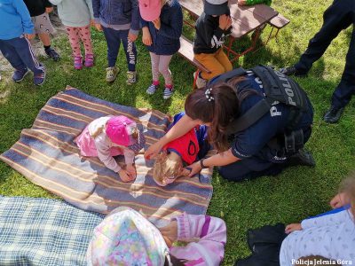 Wakacje tuż, tuż. Dzielnicowi spotkają się z uczniami i rozmawiają o bezpieczeństwie Wakacje tuż, tuż. Dzielnicowi spotkają się z uczniami i rozmawiają o bezpieczeństwie