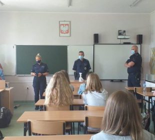 Jak bezpiecznie spędzić wakacje – o tym rozmawiali policjanci z uczniami