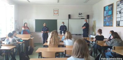 Jak bezpiecznie spędzić wakacje – o tym rozmawiali policjanci z uczniami