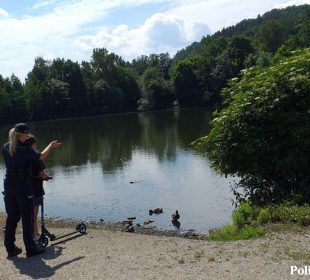 Jeleniogórscy policjanci sprawdzają dzikie kąpieliska