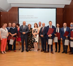 Samorządowcy odebrali promesy z rąk marszałka Samorządowcy odebrali promesy z rąk marszałka