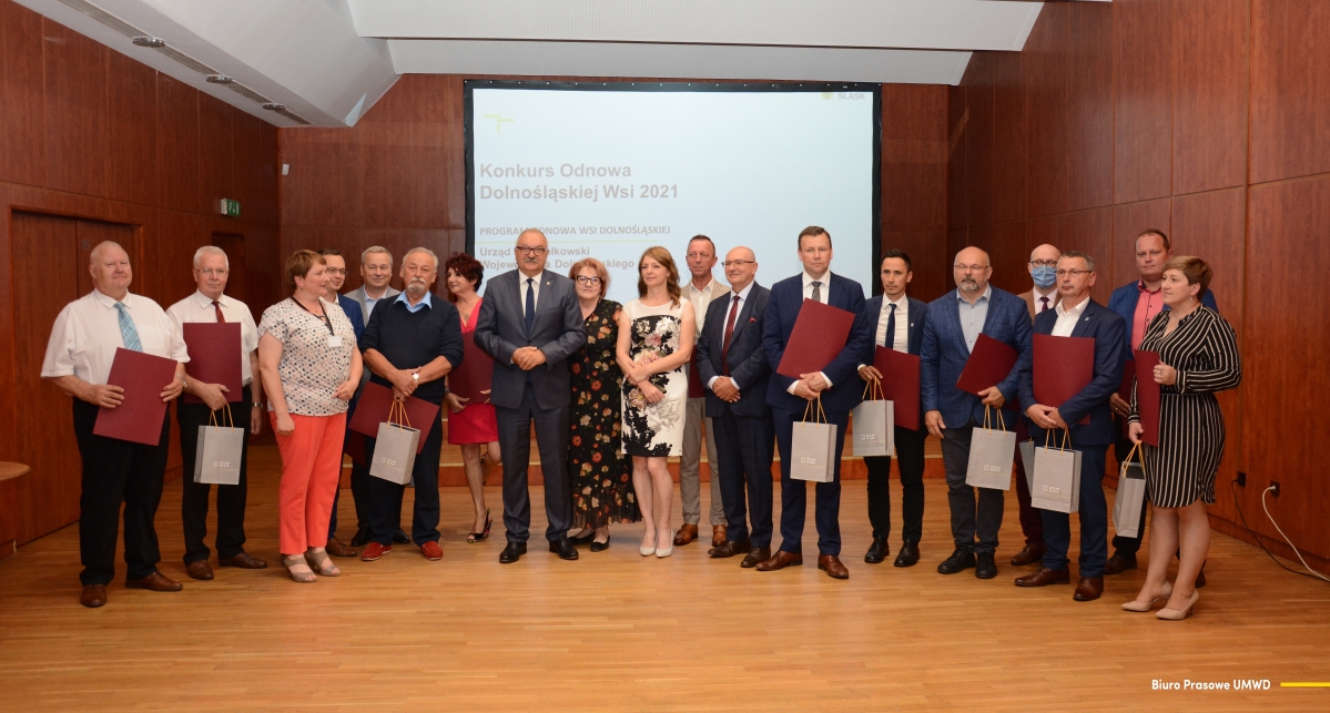 Samorządowcy odebrali promesy z rąk marszałka