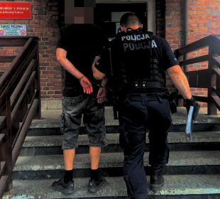 Dwóch wandali w rękach policjantów Dwóch wandali w rękach policjantów