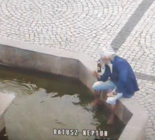 Pił alkohol i moczył nogi w fontannie na Placu Ratuszowym