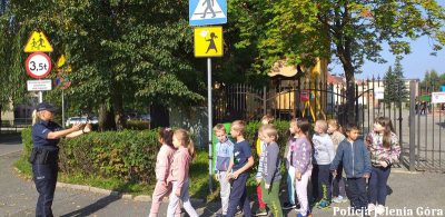 Odblaski i praktyczne ćwiczenia na drodze z pierwszakami w Kowarach Odblaski i praktyczne ćwiczenia na drodze z pierwszakami w Kowarach