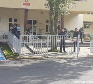 Jeleniogórscy policjanci pod szkołami w ramach akcji “Bezpieczna droga do szkoły”