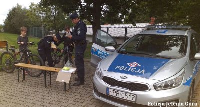 Jeleniogórscy policjanci znakowali rowery w ramach programu “Stop-rower oznakowany” Jeleniogórscy policjanci znakowali rowery w ramach programu “Stop-rower oznakowany”