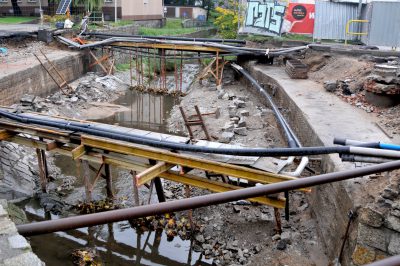 Jak idą prace przy przebudowie mostu nad Młynówką?