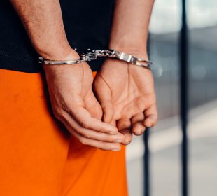 Przez brak maseczki trafił do więzienia Przez brak maseczki trafił do więzienia