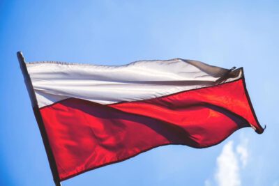Jelenia Góra: Miasto kontynuuje akcję rozdawania Polskich flag Jelenia Góra: Miasto kontynuuje akcję rozdawania Polskich flag