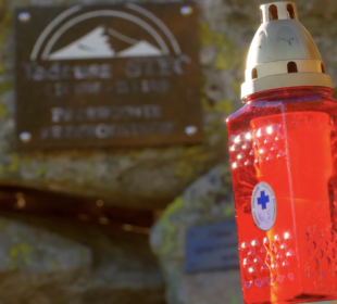 Goprowcy zapalili znicze na symbolicznym cmentarzu ofiar gór Goprowcy zapalili znicze na symbolicznym cmentarzu ofiar gór