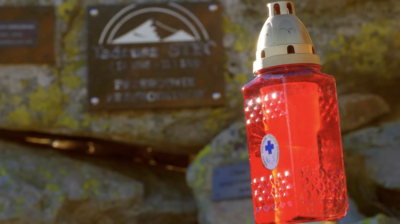 Goprowcy zapalili znicze na symbolicznym cmentarzu ofiar gór