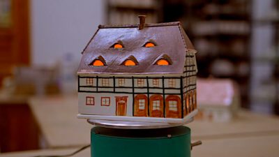 Porcelanowe domki przysłupowe