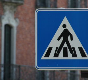 Piesi! Bądźcie bezpieczni, noście odblaski Piesi! Bądźcie bezpieczni, noście odblaski