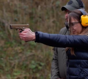 Coraz więcej kobiet na szkoleniach strzeleckich