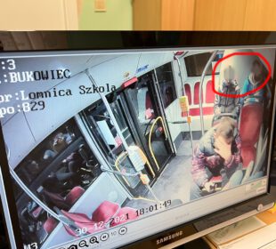 Rzucili w autobusie petardę, nie unikną kary Rzucili w autobusie petardę, nie unikną kary