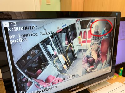 Rzucili w autobusie petardę, nie unikną kary