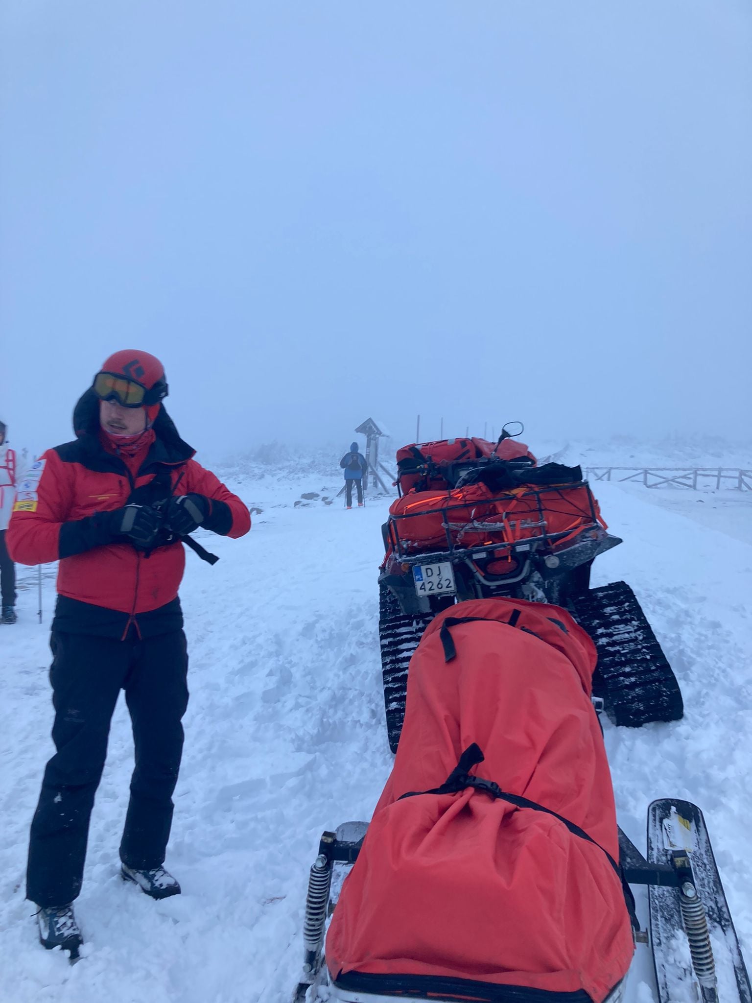Ratownicy pomogli turyście, ten w zamian ukradł im kurtkę