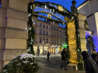 Brama Wojanowska udekorowana na święta