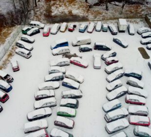 Parkingi miasta Jelenia Góra i Powiatu Karkonoskiego pełne odholowanych aut