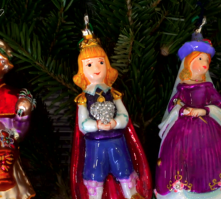 Wystawa bombek choinkowych w Książnicy Karkonoskiej Wystawa bombek choinkowych w Książnicy Karkonoskiej