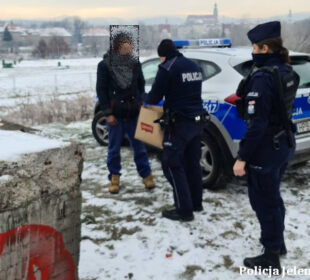 Jeleniogórscy policjanci zebrali i przekazali ciepłą odzież osobom bezdomnym Jeleniogórscy policjanci zebrali i przekazali ciepłą odzież osobom bezdomnym