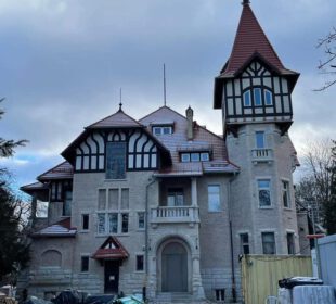 Trwa renowacja zabytkowego zameczku na Zabobrzu