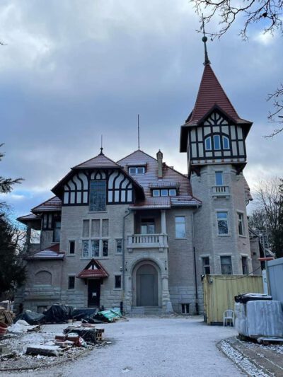 Trwa renowacja zabytkowego zameczku na Zabobrzu