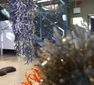 “Matecznik” najnowsza wystawa szkła współczesnego w Muzeum Karkonoskim