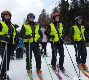 Jeleniogórscy policjanci we wspólnym patrolu ze strażnikami KPN dbali o bezpieczeństwo na stoku w Karpaczu Jeleniogórscy policjanci we wspólnym patrolu ze strażnikami KPN dbali o bezpieczeństwo na stoku w Karpaczu