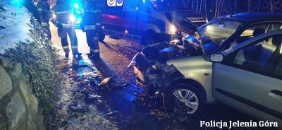 Nietrzeźwa kierująca wjechała w murek ogrodzeniowy Nietrzeźwa kierująca wjechała w murek ogrodzeniowy