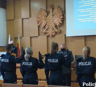 Uroczyste ślubowanie młodych policjantów Uroczyste ślubowanie młodych policjantów