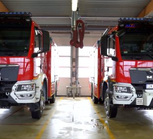 2 nowe wozy ratowniczo-gaśnicze przekazano przekazano jeleniogórskim strażakom