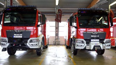 2 nowe wozy ratowniczo-gaśnicze przekazano przekazano jeleniogórskim strażakom