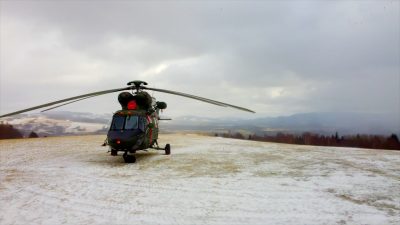 Wojskowy śmigłowiec wspiera Grupę Karkonoską GOPR