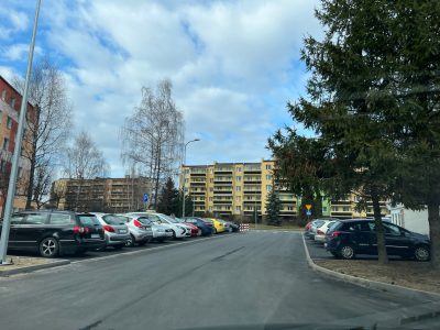 Koniec przebudowy chodników i miejsc postojowych przy  Kiepury