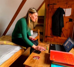 Uczy dzieci w Ukrainie mieszkając w Mniszkowie Uczy dzieci w Ukrainie mieszkając w Mniszkowie