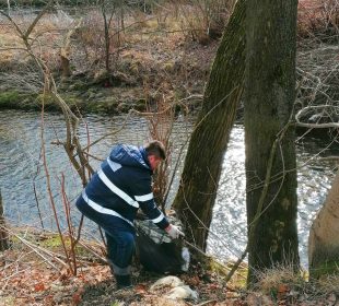 Wody Polskie w akcji sprzątania ze śmieci przeciwpowodziowych zbiorników Sobieszów i Cieplice Wody Polskie w akcji sprzątania ze śmieci przeciwpowodziowych zbiorników Sobieszów i Cieplice