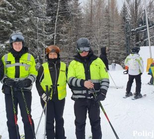 Policjanci z Jeleniej Góry i z Czech we wspólnym patrolu narciarskim w Karpaczu w ramach współpracy transgranicznej