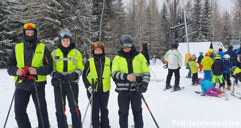 Policjanci z Jeleniej Góry i z Czech we wspólnym patrolu narciarskim w Karpaczu w ramach współpracy transgranicznej