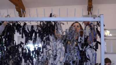 W Siedlęcinie robią siatki maskujące dla walczących w Ukrainie W Siedlęcinie robią siatki maskujące dla walczących w Ukrainie