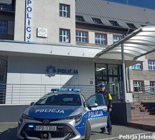 Dwa nowe pojazdy trafiły do garnizonu policji jeleniogórskiej