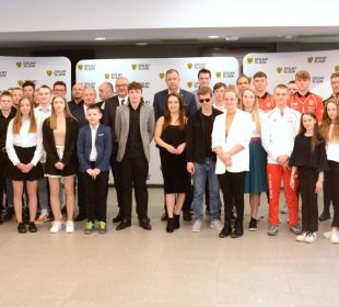 Marszałek wręczył stypendia samorządu województwa utalentowanym dolnośląskim sportowcom