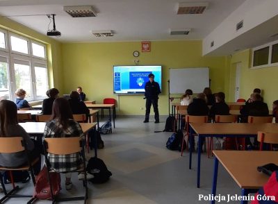 Policjanci rozmawiali z młodzieżą o zagrożeniach oraz o bezpieczeństwie w domu i szkole
