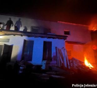 Jeleniogórscy policjanci uratowali z pożaru niepełnosprawnego mężczyznę