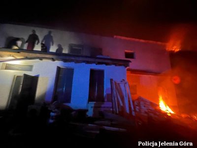 Jeleniogórscy policjanci uratowali z pożaru niepełnosprawnego mężczyznę Jeleniogórscy policjanci uratowali z pożaru niepełnosprawnego mężczyznę