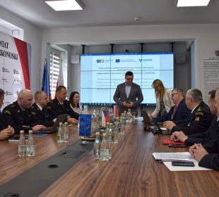 Współpraca polskich i czeskich służb ratowniczych w zakresie ratownictwa technicznego oraz gaszenia pożarów w lasach Współpraca polskich i czeskich służb ratowniczych w zakresie ratownictwa technicznego oraz gaszenia pożarów w lasach