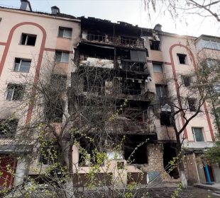 Mieszkańcy powracają do zrujnowanej Buczy