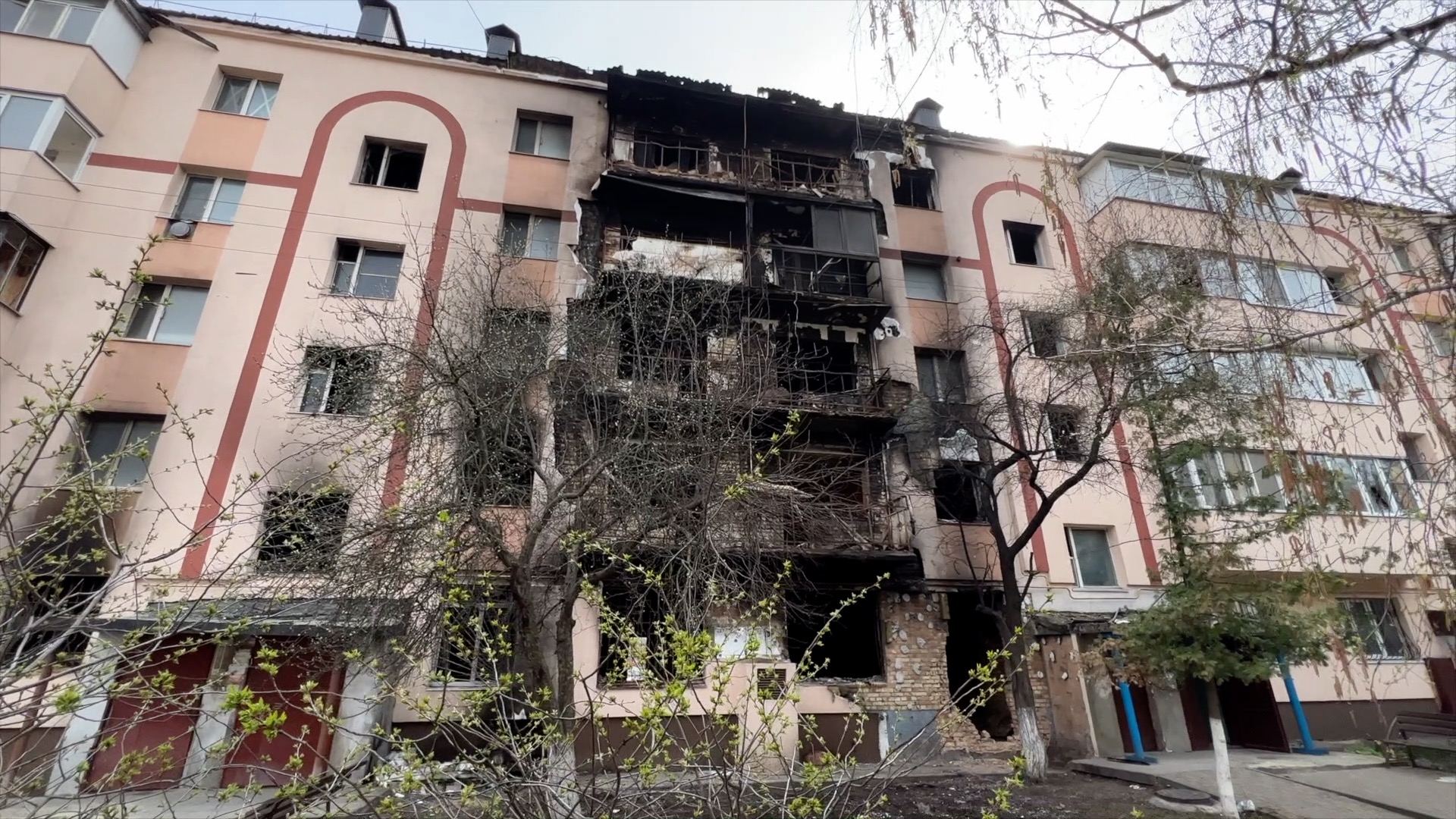 Mieszkańcy powracają do zrujnowanej Buczy