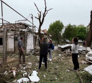 Brakuje wody, jedzenia i ciągle spadają bomby